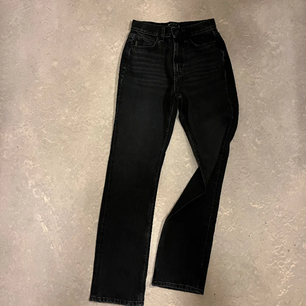 Helt nya och oanvända svarttvättade jeans med medelhög midja och raka ben från Asos.com. Storlek W26/L34. Midjevidd: 70cm. Längd: 105cm. Innerbenslängd: 80cm. ✨. Jeans & Byxor.