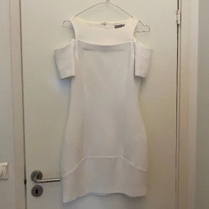 Dress up! - Så fin klänning från Hunkydory Stockholm som inte passar mig längre:/ Bilden på mig är några år gammal. Har använt denna klänning några gånger, men har haft den på kemtvätt så den är nu helt fläckfri och i väldigt bra skick. Skriv för fler bilder!