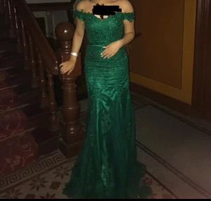 Balklänning  - Fin och elegant klänning som passar olika tillfällen. Den är endast använd 1 gång. Passa både 36 och 38.   Pris går att diskutera vid snabb affär 