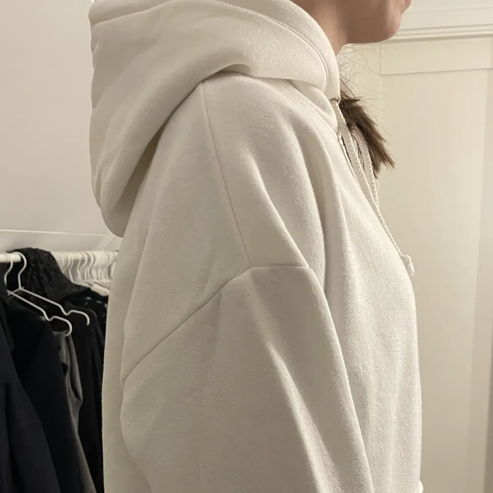 hoodie ifrån bikbok, originalpris 399, fint skick! säljer för 230kr.. Hoodies.