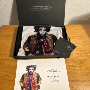 Limitato t-shirt Limited edition Strl S - Skicket 9/10. Köpt på NK kvitto finns, tvek inte på att höra av er för fler frågor. Mvh Caspher.