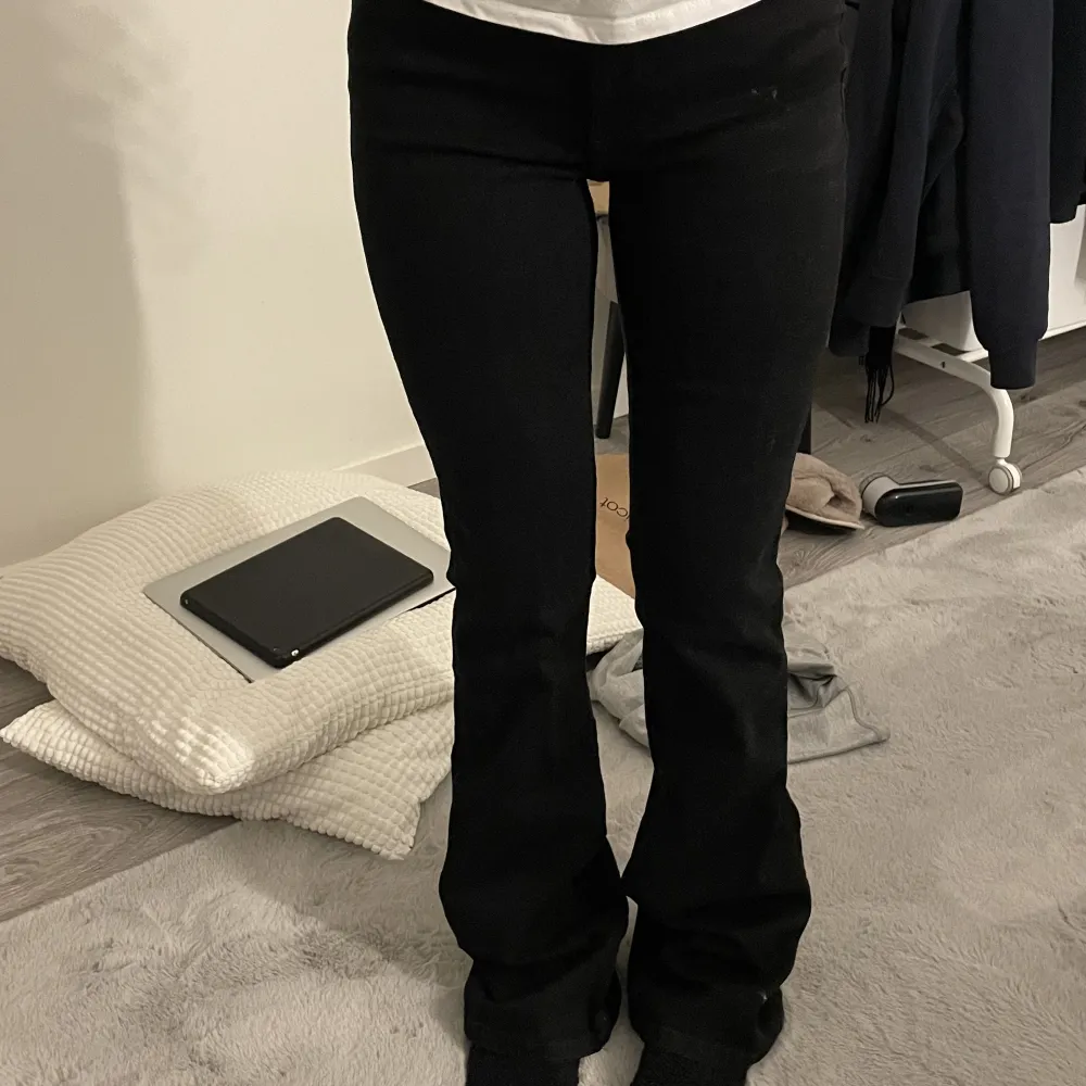 bootcutjeans ifrån zara. högmidjade. aldrig använda så väldigt fint skick!. Jeans & Byxor.