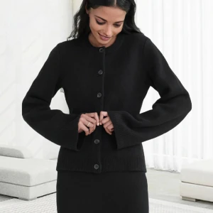 Svart kofta - Säljer denna då den var lite stor för mig, helt oanvänd. Nypris var 900kr Passar small-medium