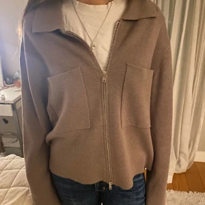 Beige Kofta  - Beige kofta från Åhléns, oanvänd så fin! 