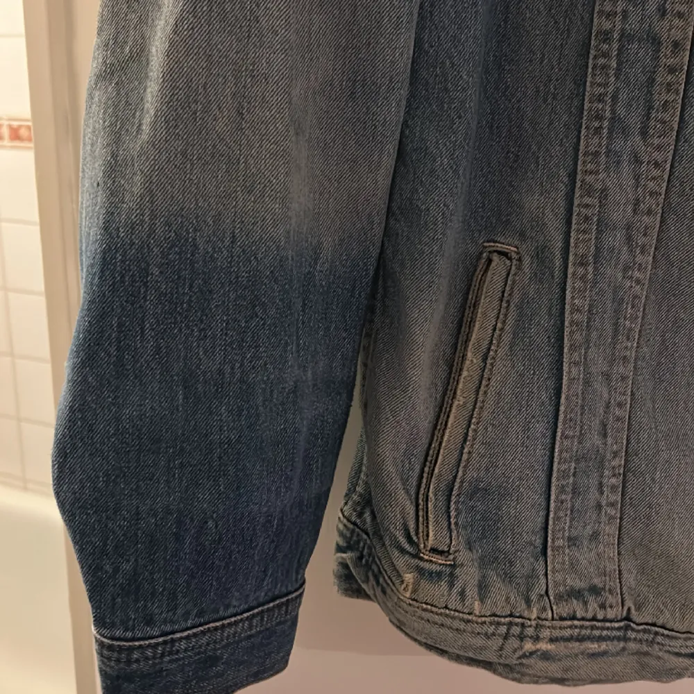 Jättecool jeansjacka ifrån 90-talet. är välanvänd och riktigt cool, har ett hål i nacken tyvärr . Tar upp massa plats i min lägenhet, därav det låga priset . Jackor.