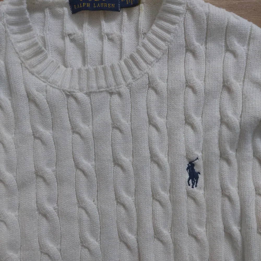 Väldigt fin vit stickad Ralph Lauren tröja, bomull, storlek M, använt 2 gånger, känns skön på kroppen. Osäker på autenticitet.. Tröjor & Koftor.
