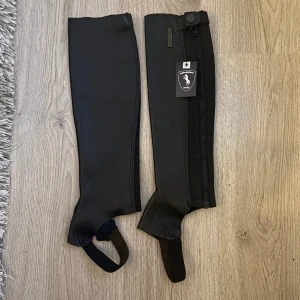 Helt oanvända chaps - Helt nya chaps aldrig använt bara testat för att se om de passar vilket dom inte gjorde de e därför dom är till salu