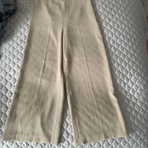 Kostym byxor  - Ett par kostymbyxor från zara. Sitter jätte fint på. Har används två gånger 