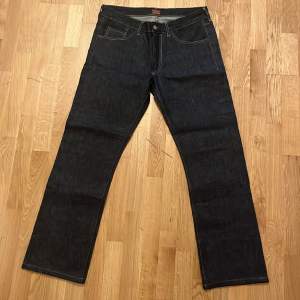 Säljer ett par helt oanvända Morris jeans. Storlek: 36/32 Style: Slim   Pris kan diskuteras!