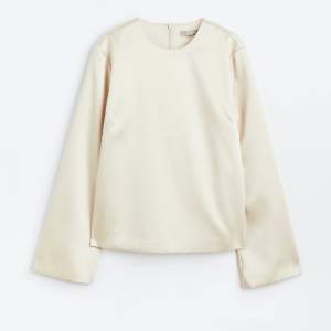 Säljer denna älskade vitglansiga långärmade blus från H&M! Pga att den är för liten för mig. Passar till vintern, nyår och holidays! 😍