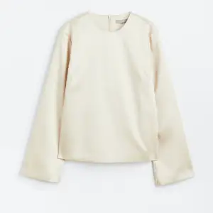 Säljer denna älskade vitglansiga långärmade blus från H&M! Pga att den är för liten för mig. Passar till vintern, nyår och holidays! 😍