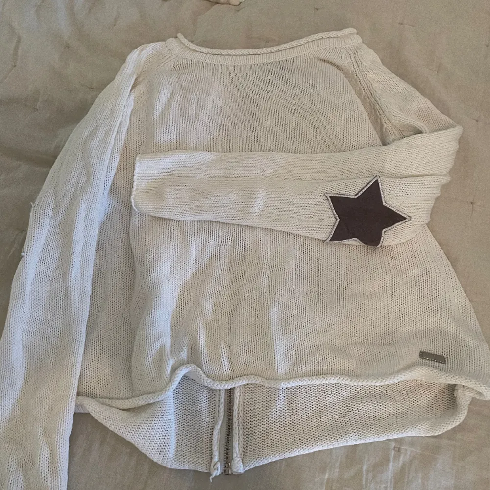 Säljer denna stickade tröja med detaljer av stjärnor! Super fin med dragkedja i ryggen. . Tröjor & Koftor.