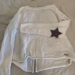 Säljer denna stickade tröja med detaljer av stjärnor! Super fin med dragkedja i ryggen. 
