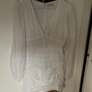 Studentklänning - Studentklänning från Nelly! Oanvänd med prislappen kvar. Stolek 34