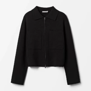 Åhléns cardigan  - Säljer nu min superfina svarta cardigan från Åhléns!! Super skönt och i jätte fint och skönt material! Storlek S! Köpt för 599 men säljer för 449, knappt använd så som ny🤗
