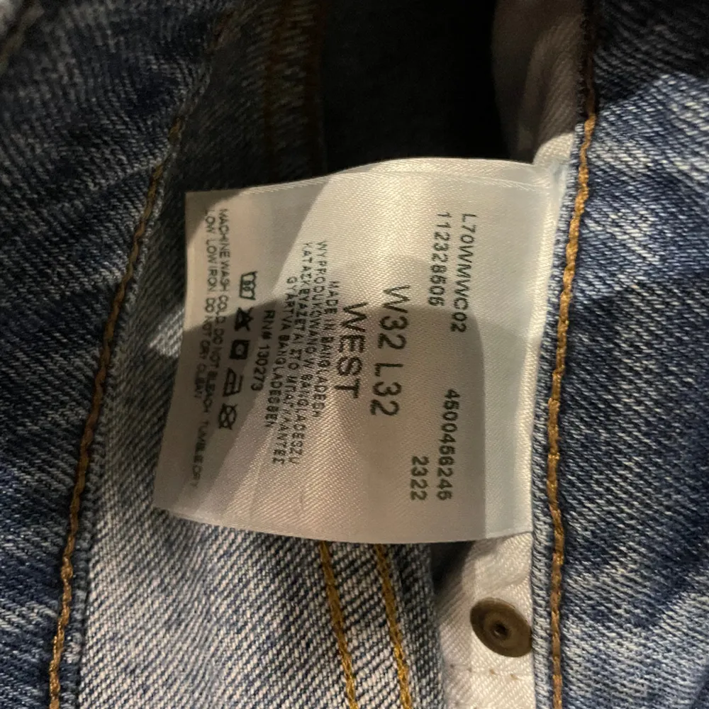 Säljer Lee jeans med storlek W32 L32 Knappt använda och är ganska raka  Diskutera om priset för vill få bort. Jeans & Byxor.