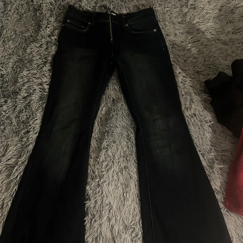 Säljer mina helt nya coola jeans med en zip som ja fick i julklapp men som tyvärr inte passar❤️ inte använda❗️. Jeans & Byxor.