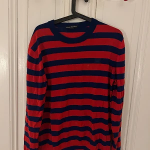 Acne Studios stickad tröja - Köpt på Acne butiken på Manhattan,  Mycket gott skick!  Nypris: 3600kr