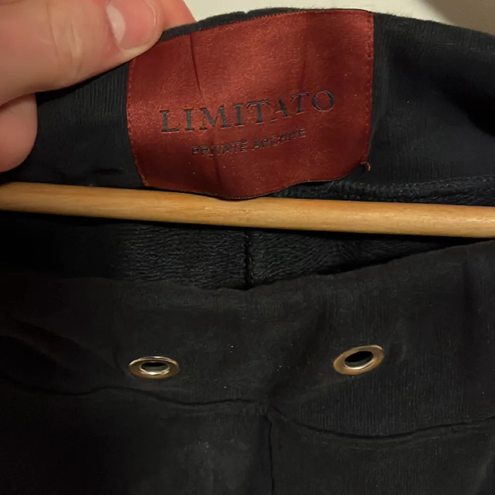 Säljer nu dessa Limitato mjukisbyxor i stl M. Dom är ganska så använda men går absolut fortfarande att använda. 6/10. Vid fråga är det bara att skriva. . Jeans & Byxor.