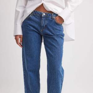SUPERSNYGGA oanvända low waisted jeans med lappen kvar, nypris 699kr!!