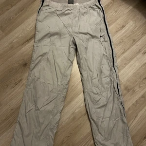 nike track pants - Nike byxor i storlek L men passar mig som vanligtvis bär S/M 🫶🏻 Säljer då jag inte har haft användning för dem! Bra skick och bra längd på mig som är 160cm :) (oversized) Skriv om ni undrar något🤍