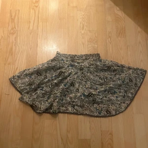 Zadig & Voltaire Kjol - Säljer denna Zadig & Voltaire kjolen, super söt nu till våren och sommaren!💗Använd fåtal gånger, i bra skick, storlek 10 år, säljer för 500 kr men kan gå ner i pris vid snabb affär!💗Köparen står för frakten, jag kan mötas upp.