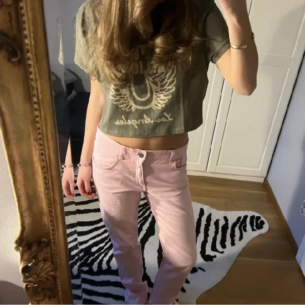 Superfina lågmidjade jeans, raka och lite baggy(på mig). Säljer då de köptes på Plick men tyvärr var för stora. Lånade bilder från tidigare säljare💞🙌💗. Jeans & Byxor.