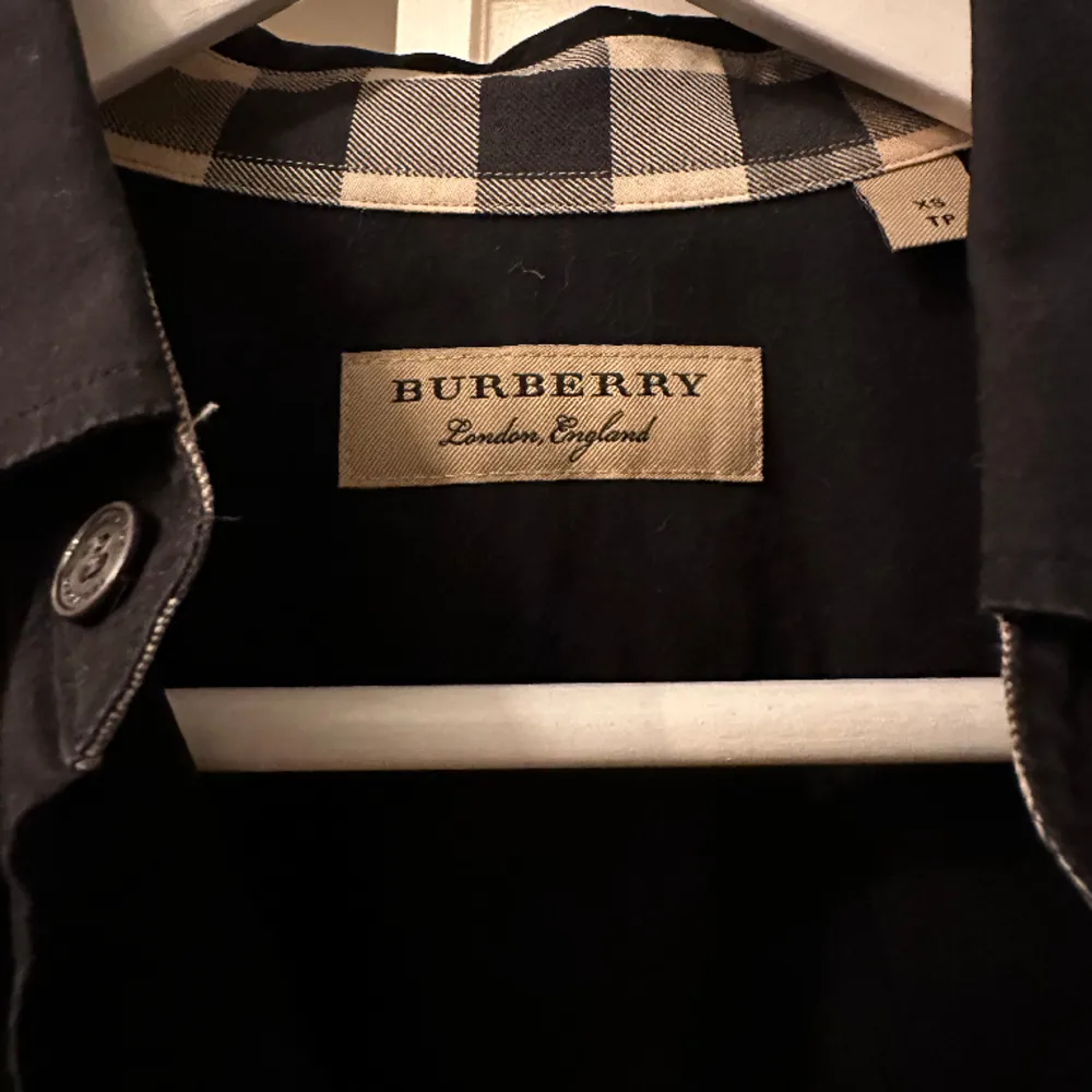 Säljer en riktigt go burberry skjorta i storlek XS, materialet är lite tunnare. Gott skick. Tveka inte på att höra av dig om du har frågor.. Skjortor.