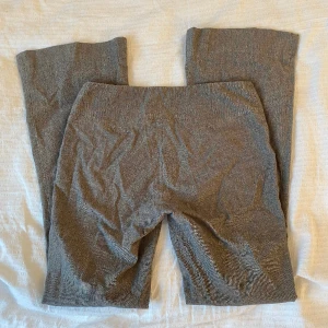 Skiiit coola lågmidjade utsvängda byxor  - Sååååå najs tyvär för små på mig som har 38 runt rumpan. De är lite stretchiga. Midjemått:72 innerbenslängd: 78 (man kan lägga ner dom 4 cm ungefär om man vill). 