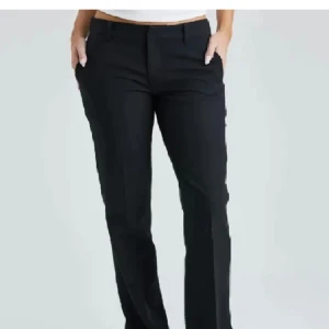 Lågmidjade kostymbyxor  - Dessa superfina lågmidjade kostymbyxor säljer jag då dom inte kommer till användning. De är modellen vera från bikbok och är i superfink skick! 💞