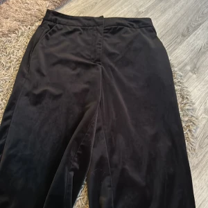 Kostymbyxor i samet  - Mid waist kostymbyxor i samet, köpta på secondhand. Lappen i byxorna finns inte men jag tror de är runt xs eller xxs 