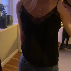 Spetslinne  - Jättefint svart spetslinne från hm, nästan helt oanvänd💕💕