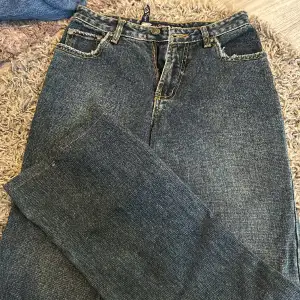 Low Waist jeans som är köpte på second hand i Thailand. 
