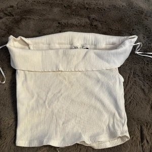 zara toppar - gulliga toppar från zara! Har 2 stycken i vitt och en i beige både 3 i storleken s! oanvända
