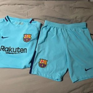 Barcelona Matchställ - Messi - Ruggigt cool Messi tröja från 2017 som är sällsynt. Storlek 147-158 cm. Nypris 900 kr. Pris går att förhandla.