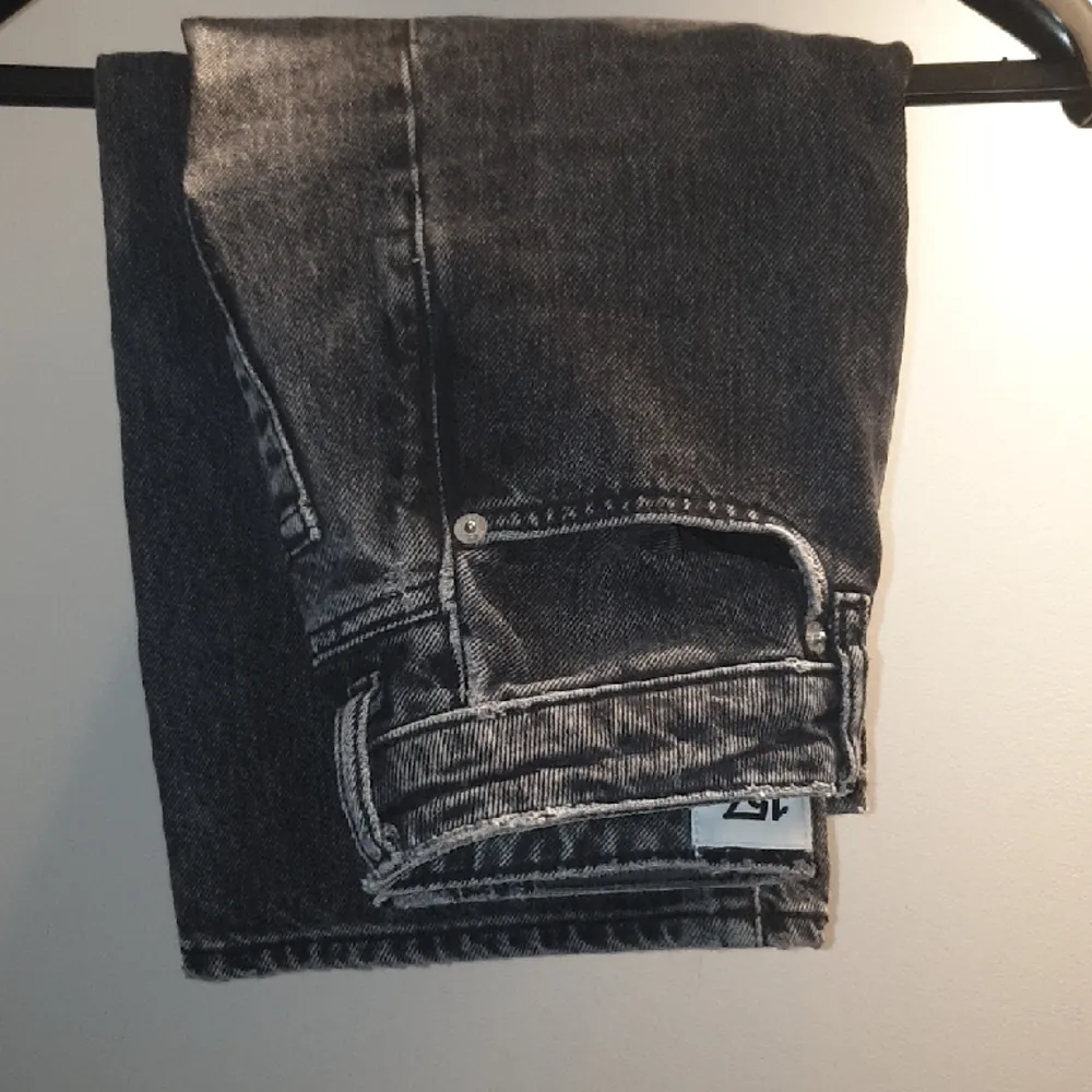 Snygga racka jeans från Lager157. Ganska välandvända men inga stora fel, de ända lilla felet är att dom e lite slitna längst ner. Storlek Xxs men passar Xs. För exakta mått fråga gärna :). Jeans & Byxor.