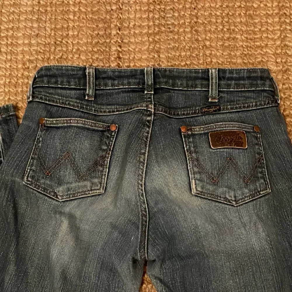 Jätte snygga bootcut jeans low waist från wrangler, W29 L30. Jag köpte dom här på Plick men säljer dom då dom var aningen korta för mig som är 166. Dom är i mycket bra skick❤️. Jeans & Byxor.
