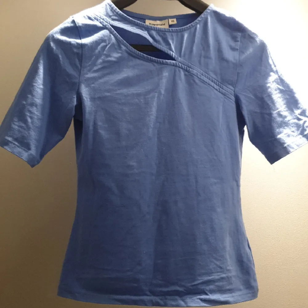 Snygg trekvartsärmad tröja från kappahl andvänd några gånger men ser så gott som ny ut :). T-shirts.