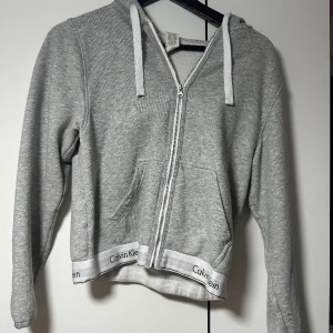 Calvin Klein Hoodie  - En grå Calvin Klein Hoodie i storlek S