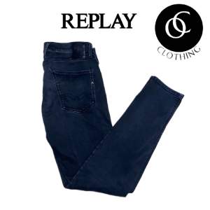 Säljer ett par Replay Anbass Jeans i storlek 33/32. skick 9/10 Modellen på bilden är 180 cm.