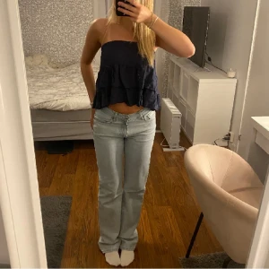 Blå Low waist jeans  - Säljer mina nyköpta Low waist jeans pga att dom va för stora, lånad bild 