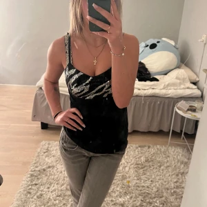 Glitter topp - Säljer denna as snygga glitter topp, köpt på sellpy, nyskick, storlek S, skönt material!