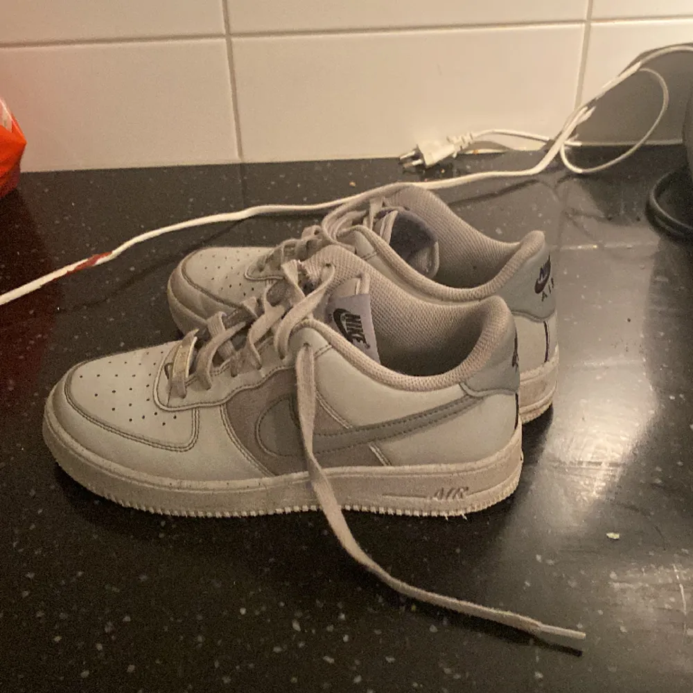 Jag säljer ett par Air force,  köpt från zalando för 1150kr. Har haft dem i 10 månader. Om ni vill köpa kontakta detta kontot.. Skor.