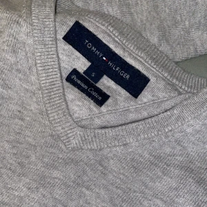Tommy Hilfiger tröja - Säljer en Tommy Hilfiger tröja som jag inte har använt på ca 2 år. Tröjan är i bra använt sick. Den är äkta men har inget kvitto efter de va så länge sen jag köpte den 