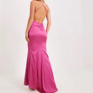 Balklänning - Säljer min fina rosa balklänning. Skriv privat för fler detaljer eller frågor💘 