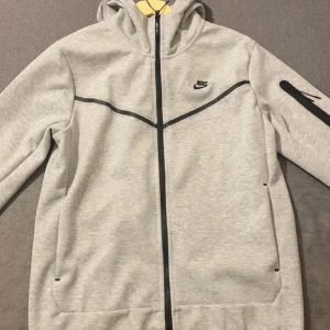 Grå Nike Tech  - Bra skick. Aldrig använd. Storlek L 