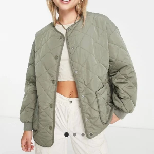 Grön quiltad jacka - Intressekoll på denna sjukt fina o snygga quiltade jackan från New Look. Perfekt till våren. Den är använd men sparsamt så i mycket bra skick! Frakt tillkommer. Hör av er vid frågor eller fler bilder ❣️😊