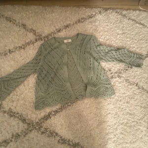 Kofta  - Stickad kofta, använd ca 3 ggr kontakta mig för flera bilder💓💓