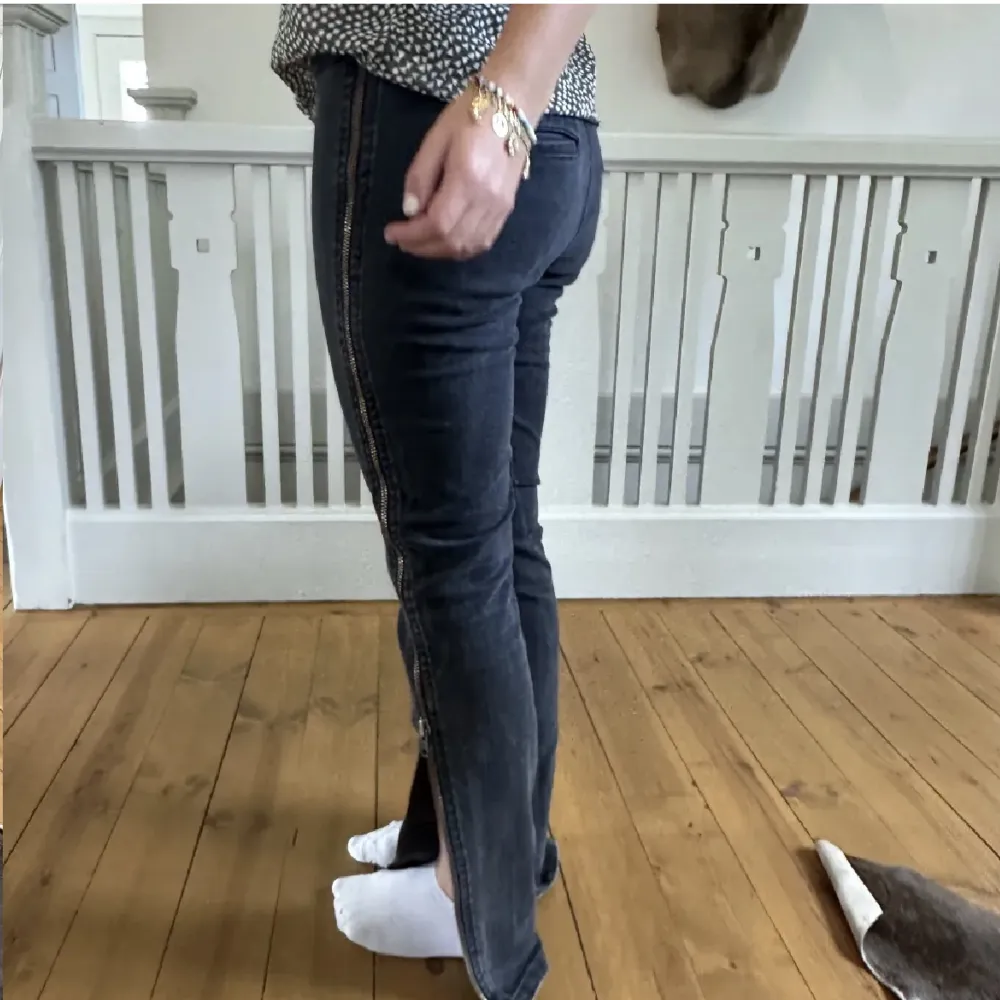 Super coola flare jeans med dragkedja på sidan som går och dra upp och ner hela vägen. Säljer då de är för stora i midjan för mig som brukar ha 34 i storlek.  💗 Pris kan diskuteras . Jeans & Byxor.