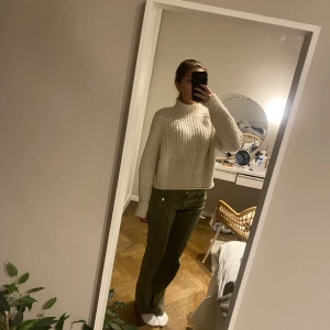 Vit stickad tröja - Superskön och fin stickad tröja från hm som knappt är använd. Den har två pyttesmå fläckar på ryggen men det syns knappt (bild 3)💕💕💕